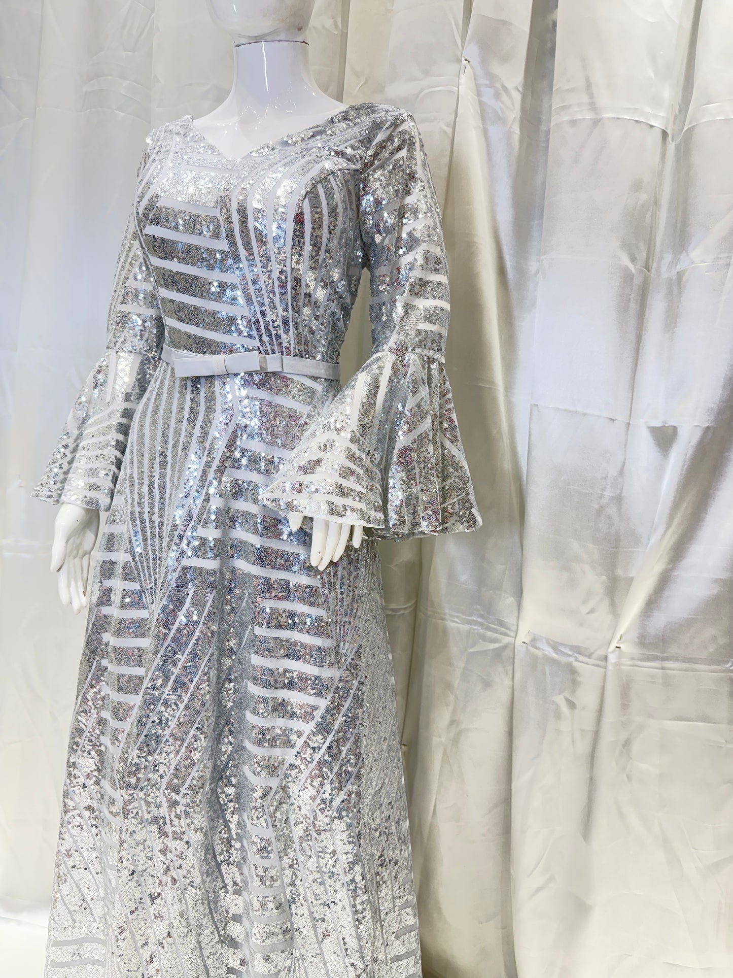 Net Extraordinary Wedding Dress (Silver)
